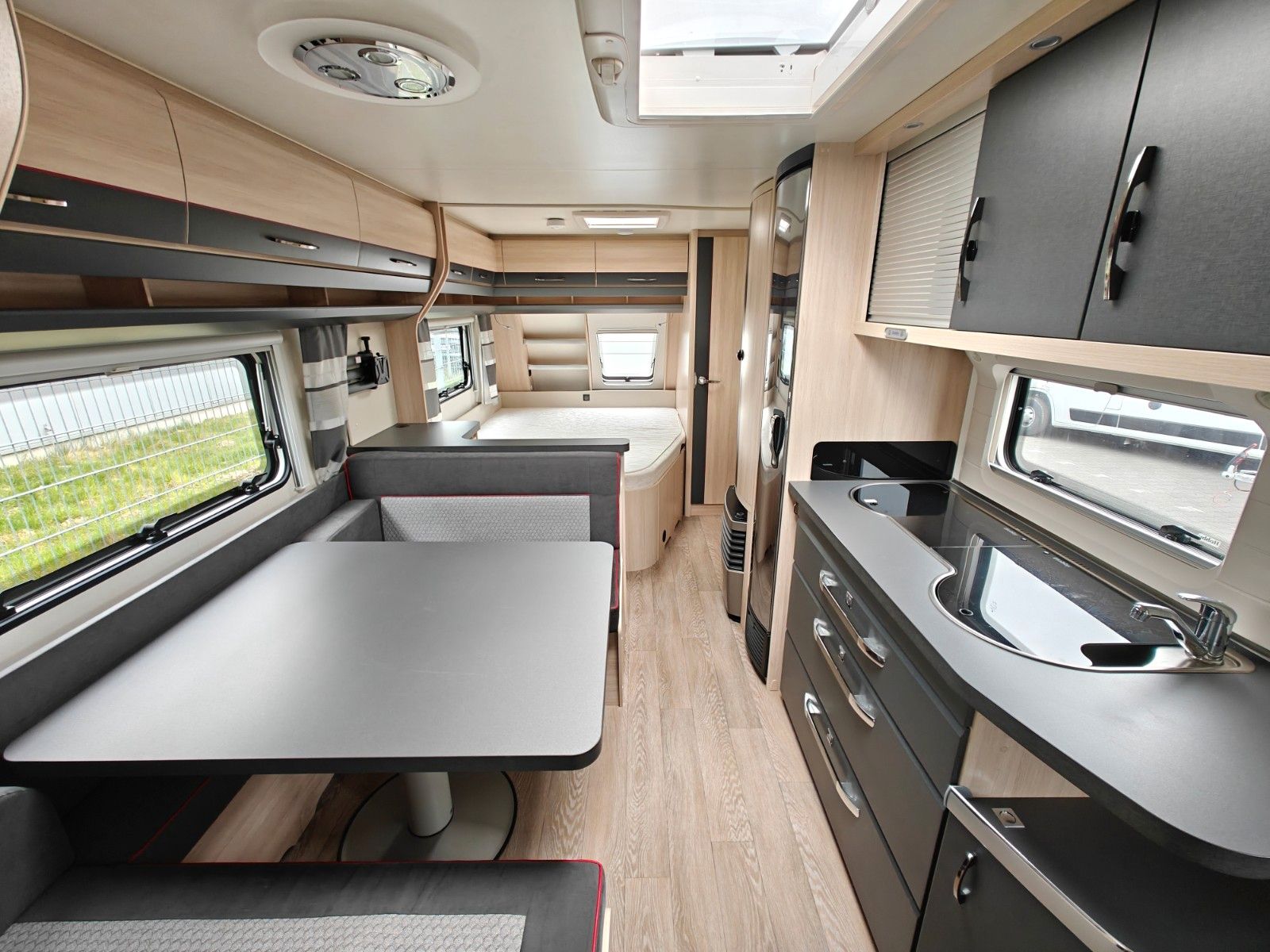 Fahrzeugabbildung Hobby De Luxe Edition 650 KMFe - Etagenbetten, 2x Sitz