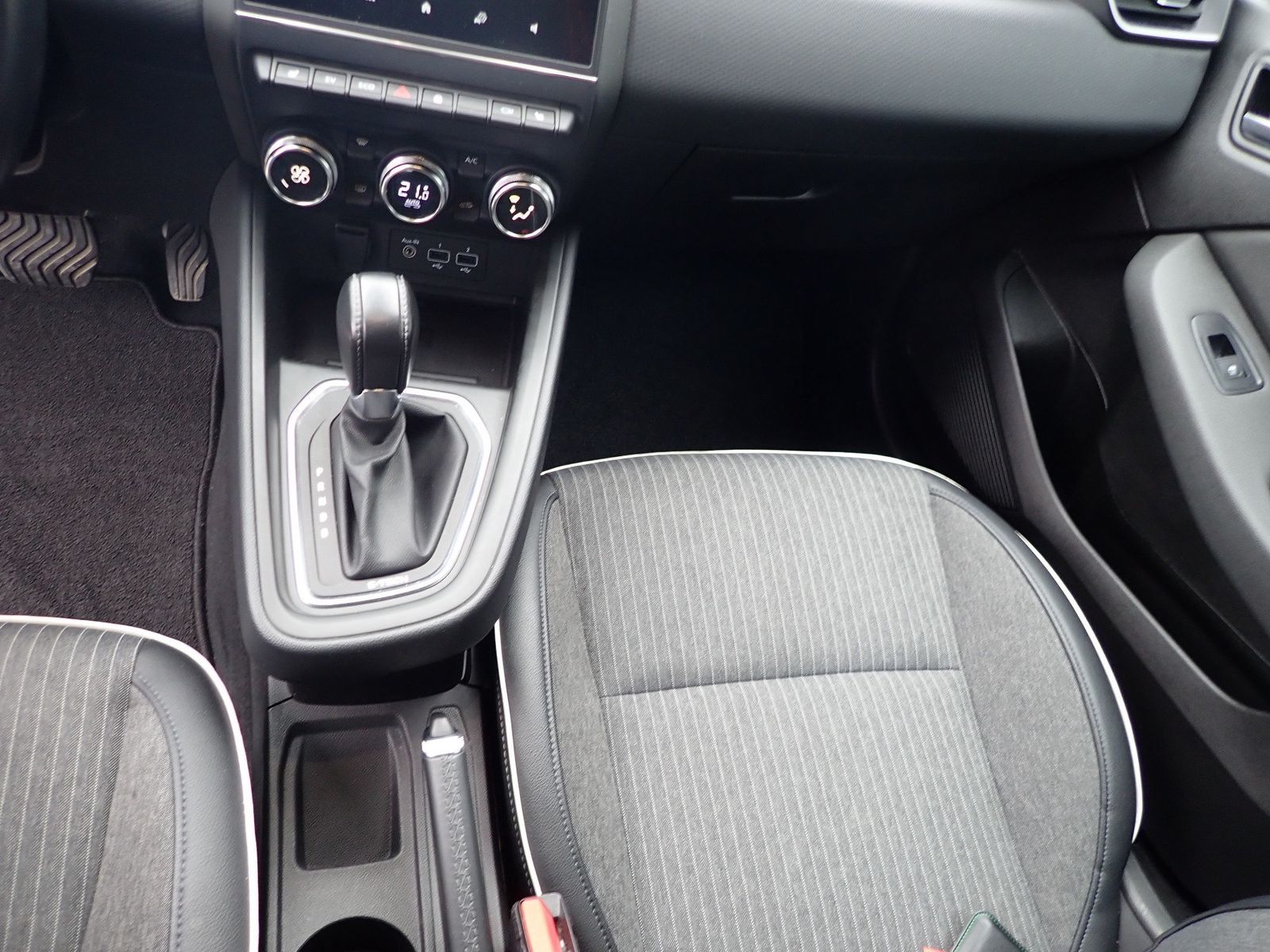 Fahrzeugabbildung Renault Clio Intens E-Tech 140
