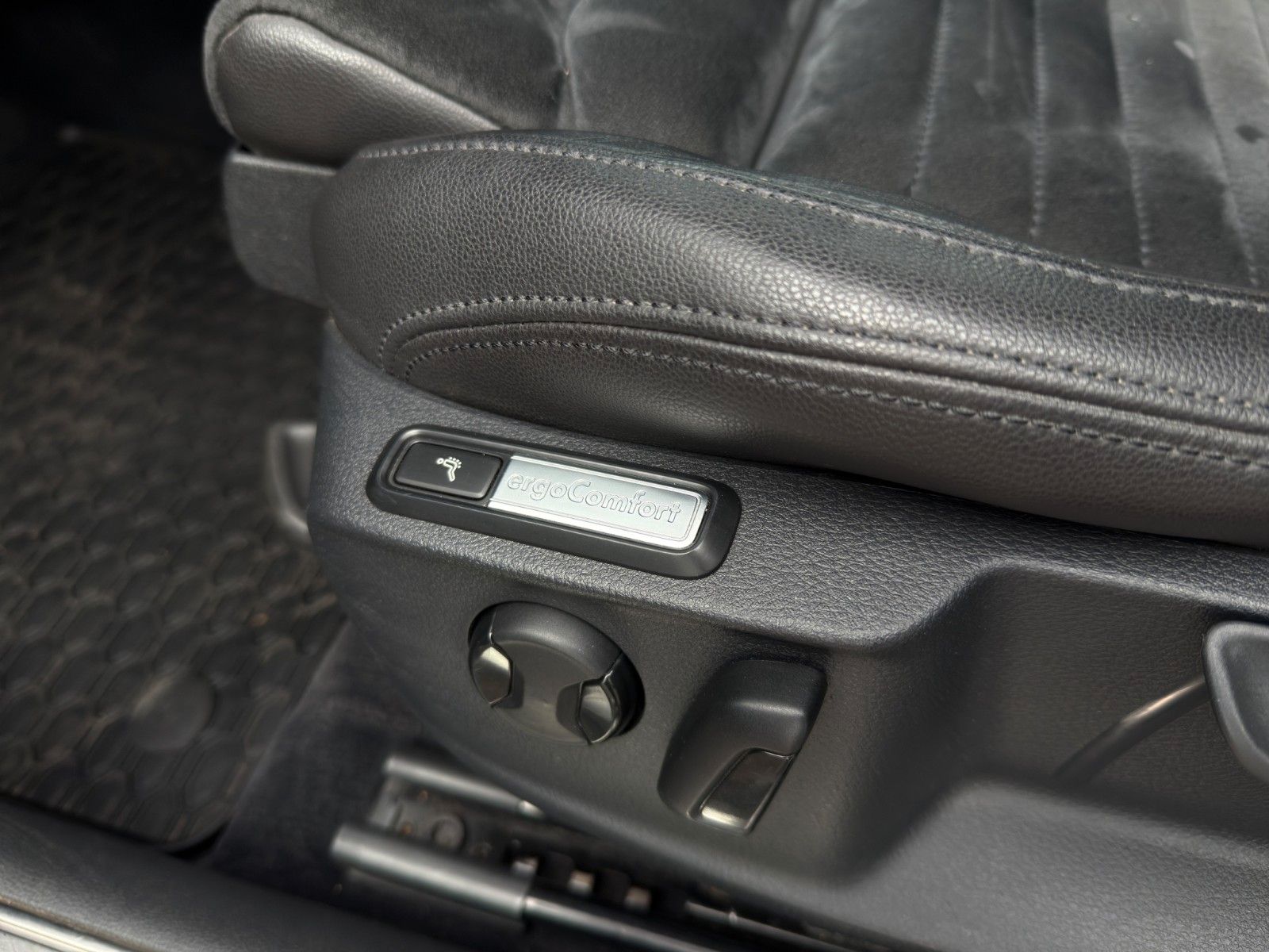 Fahrzeugabbildung Volkswagen Passat Variant 4Motion *ACC*Alcantara*AHK*LED