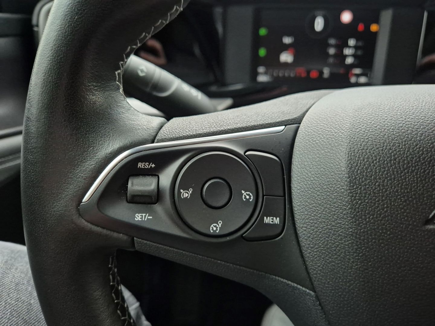 Fahrzeugabbildung Opel Mokka Elegance Digitales Cockpit LED Apple CarPl