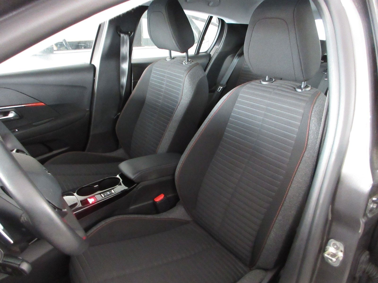Fahrzeugabbildung Peugeot 208 Active Pack 1.2T LED/NAVI/SHZ/PDC/ALU