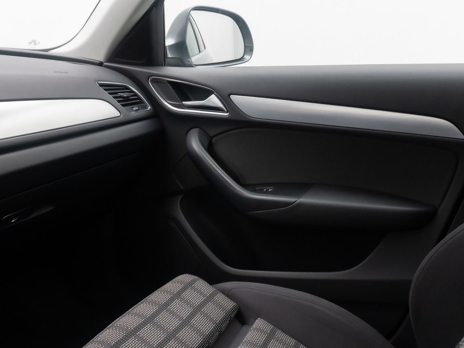 Fahrzeugabbildung Audi Q3 1.4 S Line Tempomat PDC BiXenon Sportsitz 18"