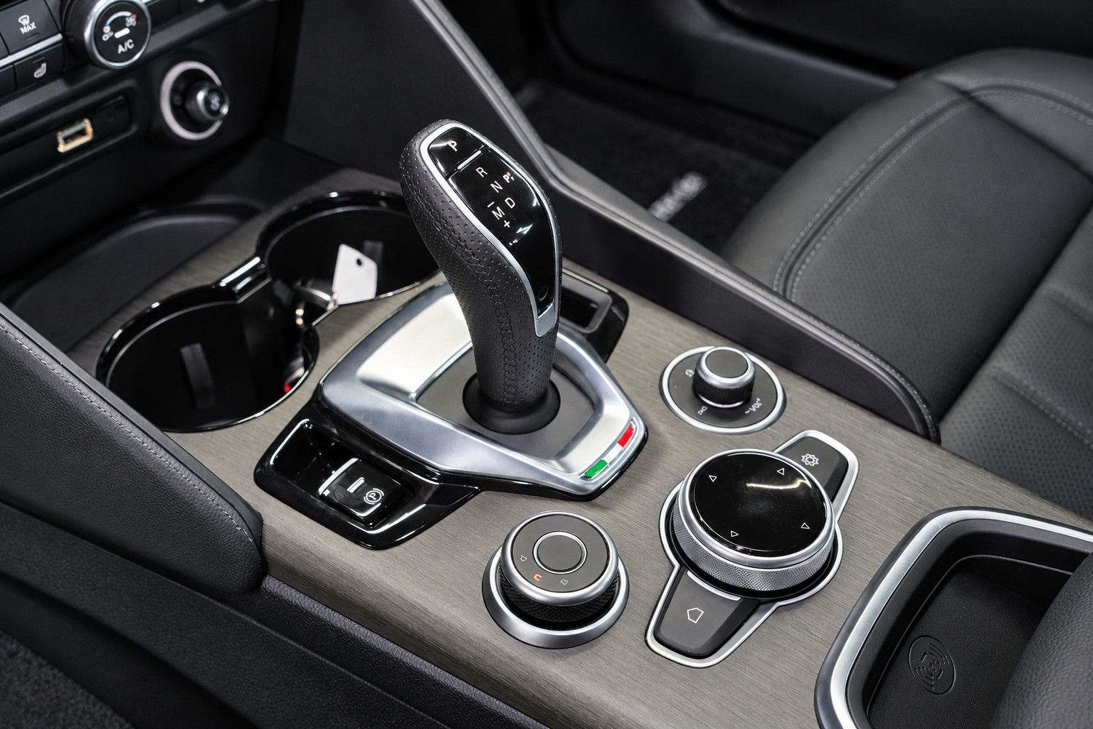 Fahrzeugabbildung Alfa Romeo Giulia Ti Q4/MEMORY/ACC/NAVI/KAMERA/LEDER/