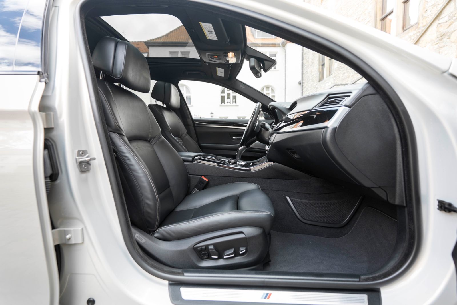Fahrzeugabbildung BMW 550IX M-SPORTPAKET HUD B&O ACC HUD KAM TOTW