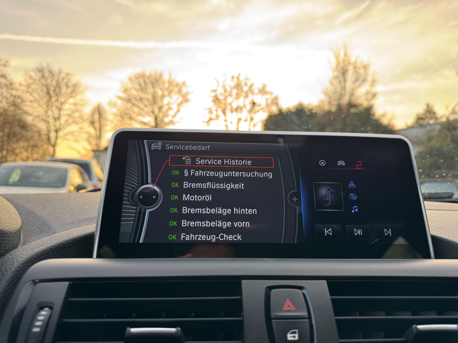 Fahrzeugabbildung BMW 118 i* M Paket*LED*Bi-xenon*Alcantara*8Fach