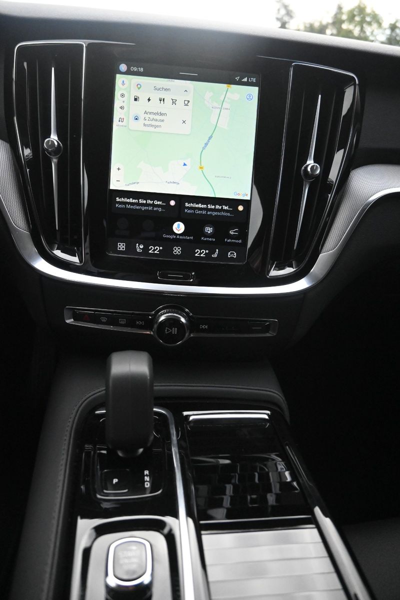 Fahrzeugabbildung Volvo V60 T6 Essential AWD*STHZG*PDC*AHK*Leder*LHZG*