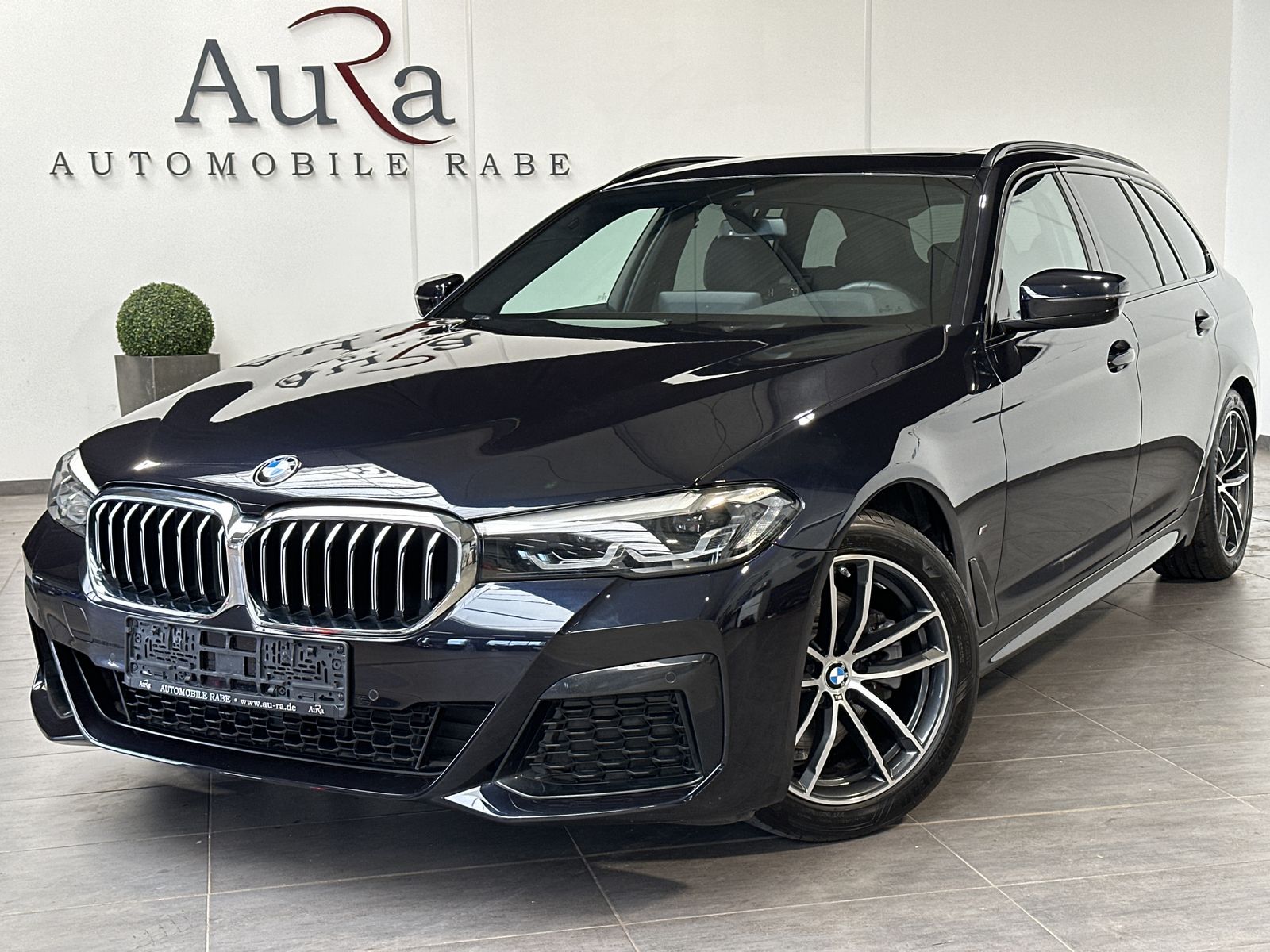 Fahrzeugabbildung BMW 520d Touring M-Sport NAV+LED+AHK+PANO+KAMERA+1HD