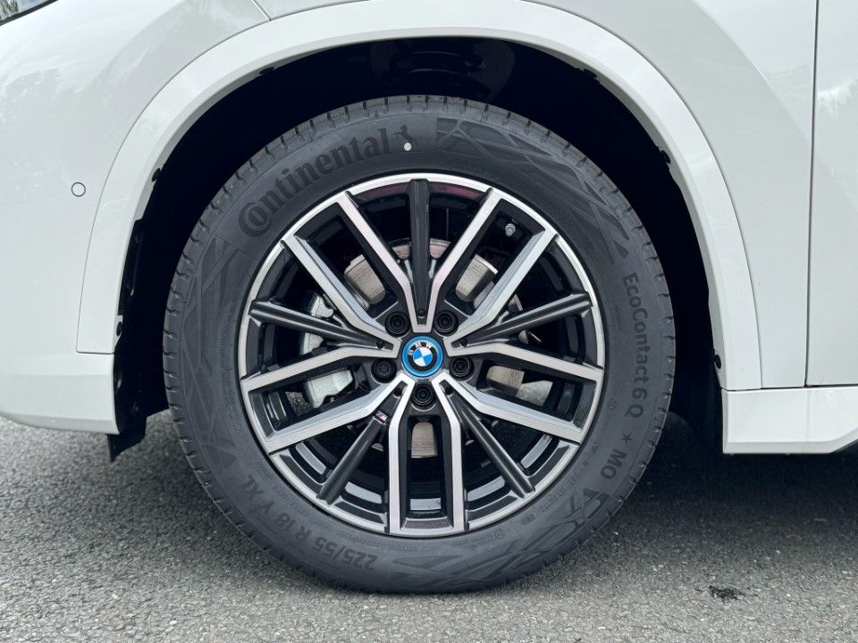 Fahrzeugabbildung BMW iX1 eDrive20 M Sport Premium Winterkomplettr