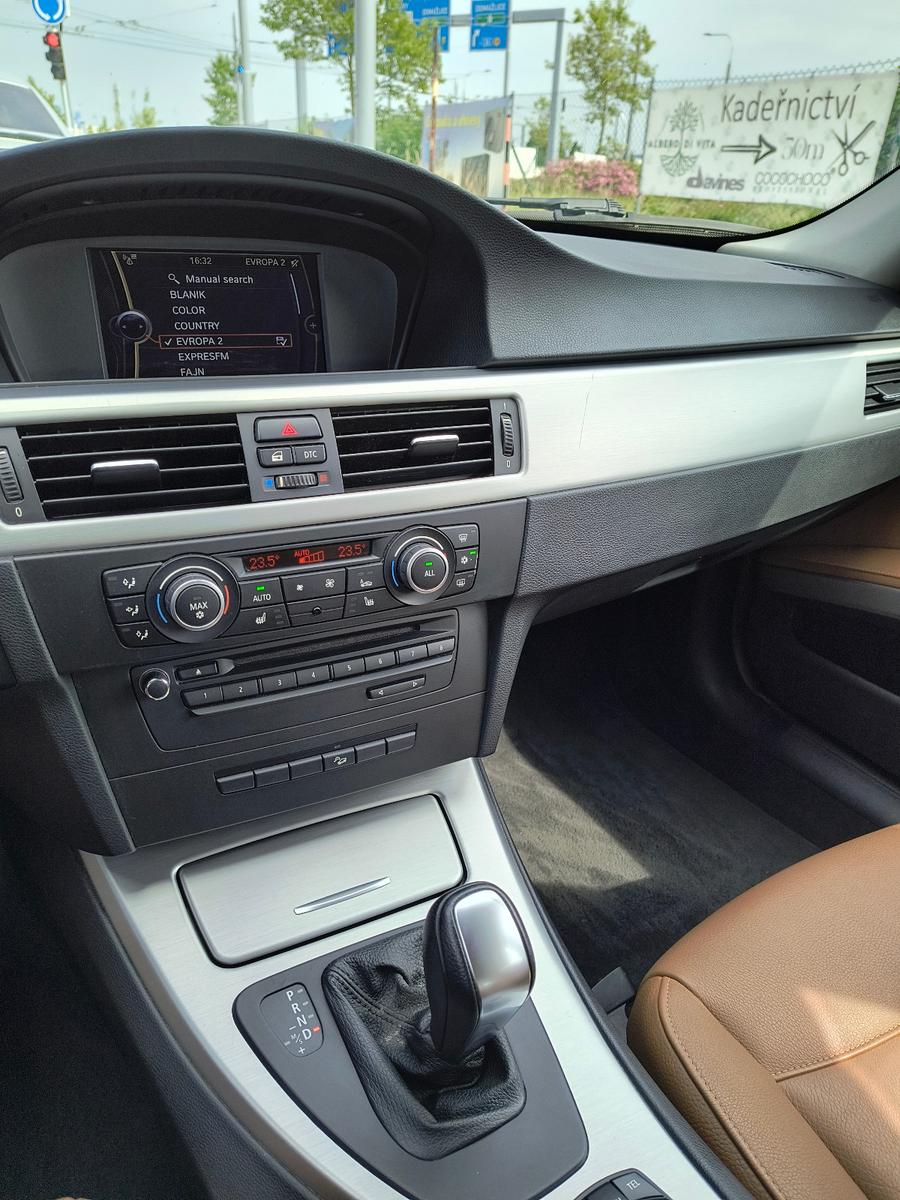 BMW 330 2010 — engine 2.993 cm³, 245 HP (180kW)