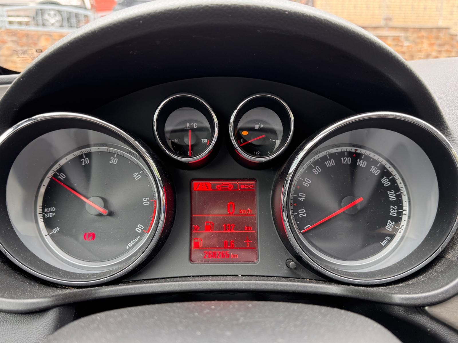 Opel Insignia 2012 — photo 15