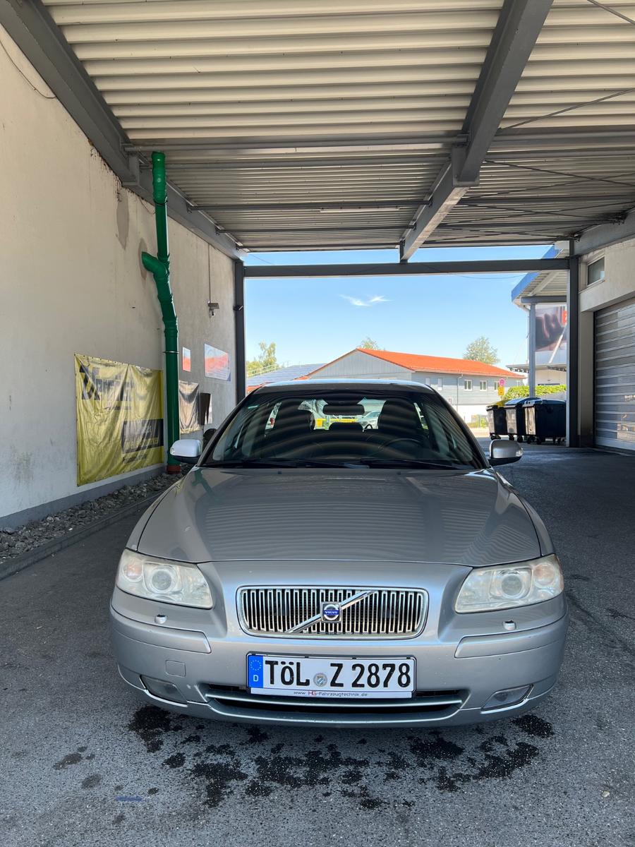 Volvo V70 2007 — rear view