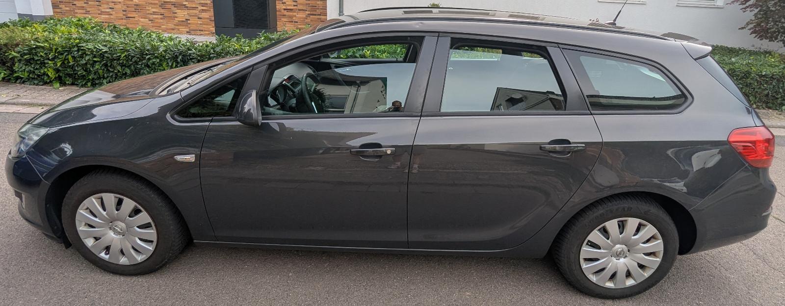 Opel Astra 2013 — rear view