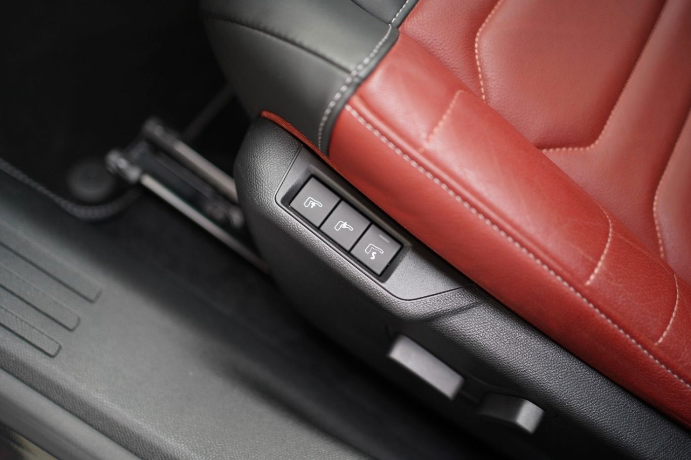 Fahrzeugabbildung Citroën C4 PureTech 155 EAT8 Shine Automatik Leder Navi