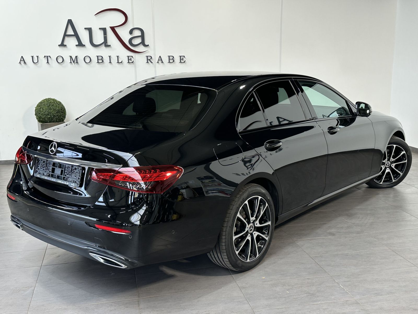 Fahrzeugabbildung Mercedes-Benz E 300d 4M Avantgarde NAV+LED+AHK+BURMESTER+PANO