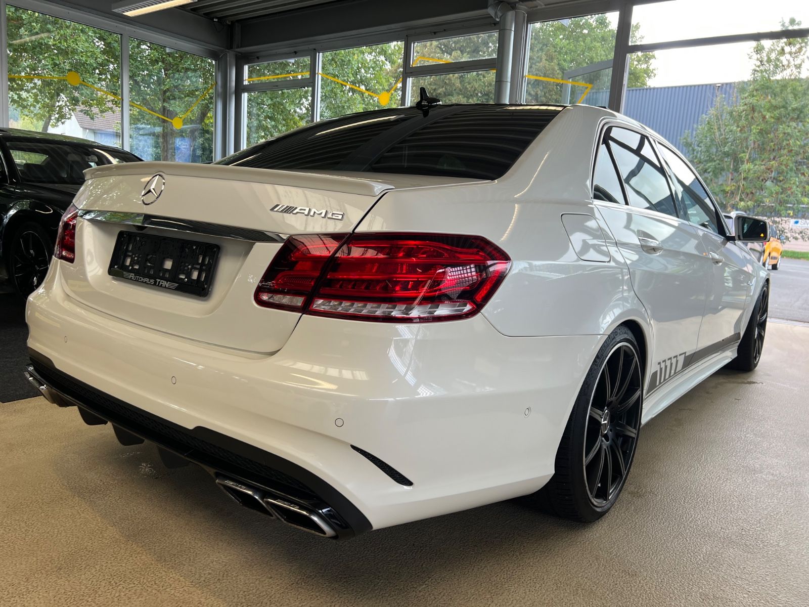 Fahrzeugabbildung Mercedes-Benz E 63 AMG E Lim. *DIAMANTWEISS*MB-SCHECKHEFT*