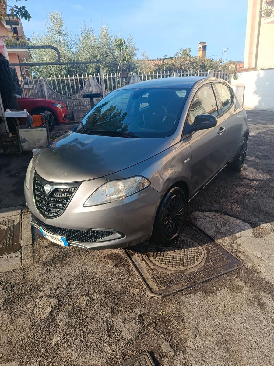 Lancia Ypsilon