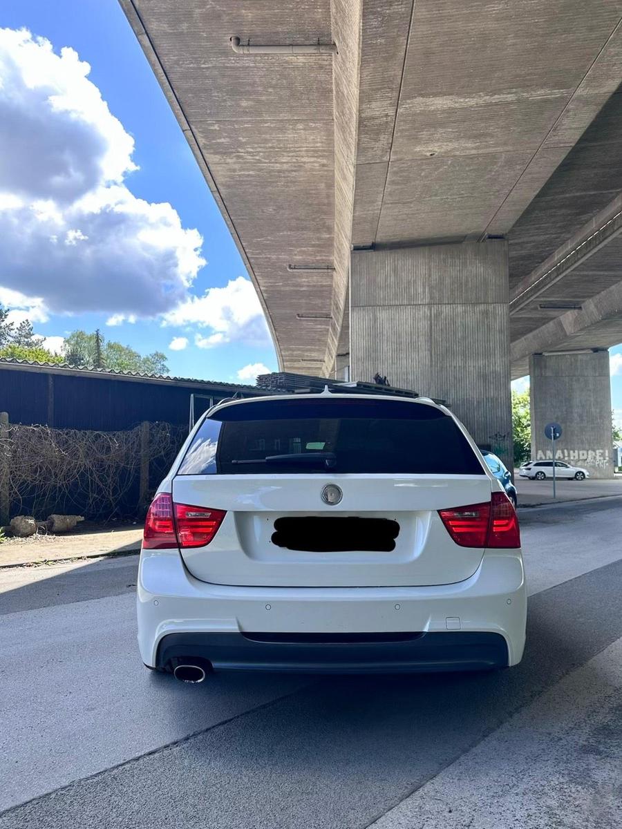 BMW 320 2011 — салон