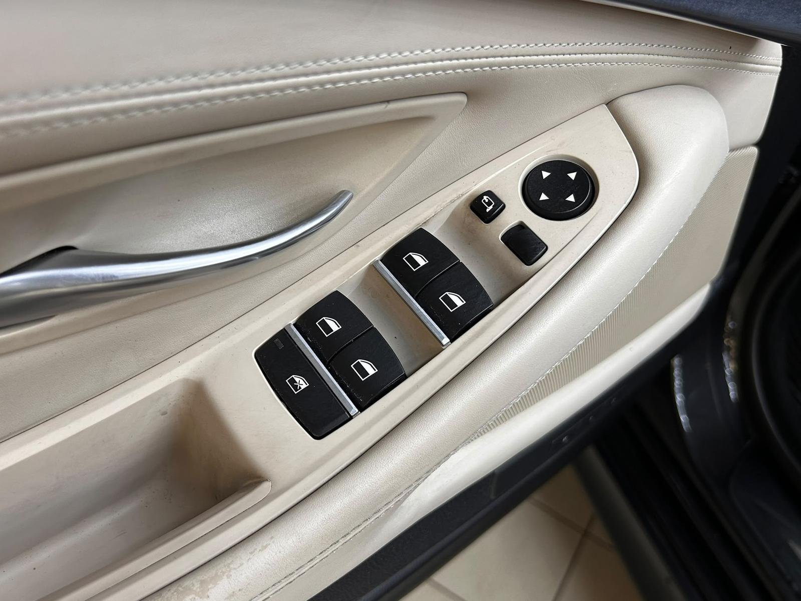 BMW 550i Touring | 408 ch | BVA | Affichage tête haute | Chauffage auxiliaire | Sièges chauffants avant/arrière | Soft Close | Attelage fixe