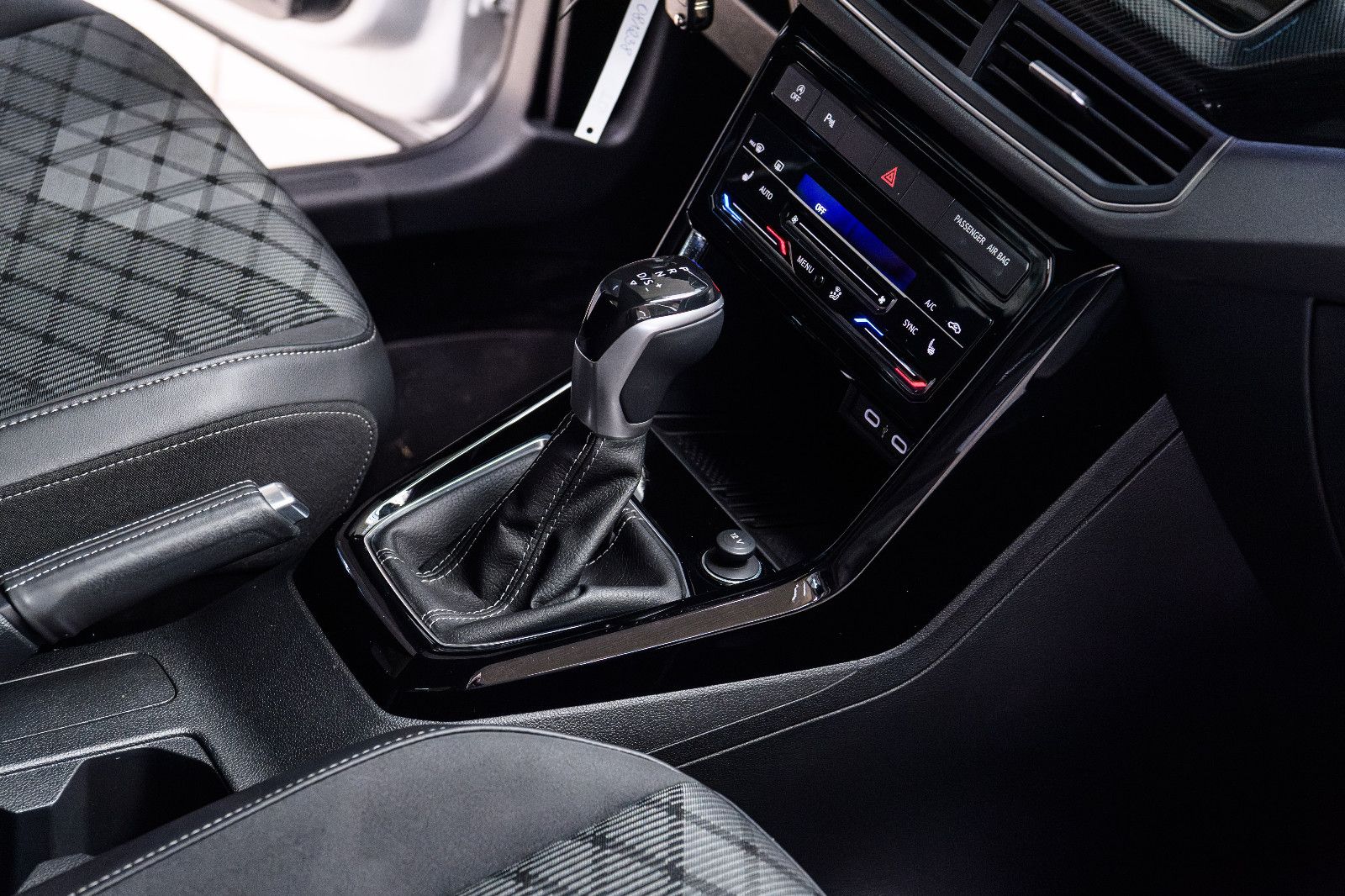 Fahrzeugabbildung Volkswagen T-Cross R-Line 1.5 TSI DSG IQ-LED+AHK+KAMERA+ACC