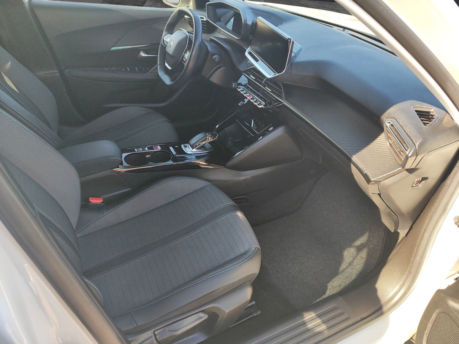 Fahrzeugabbildung Peugeot 2008 e- Allure Pack*Navi*Apple CarPlay*Shz*