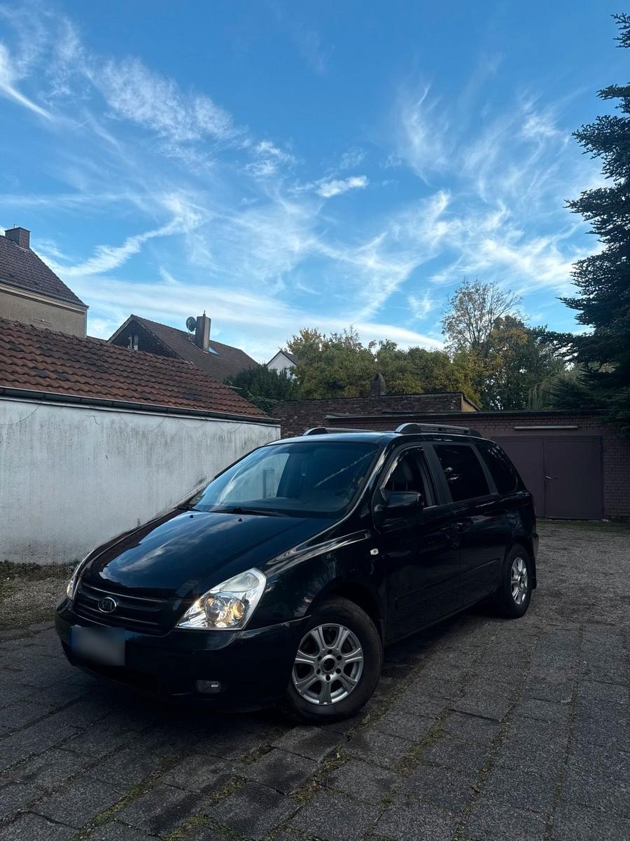 Kia Carnival 2009 — rear view