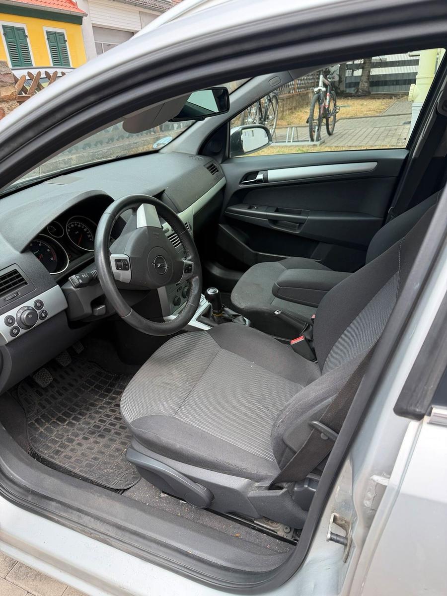 Opel Astra 2009 — photo 7
