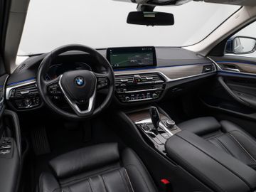 Fahrzeugabbildung BMW 520d xD Luxury Line Kamera HUD DAB HiFi DisplKey