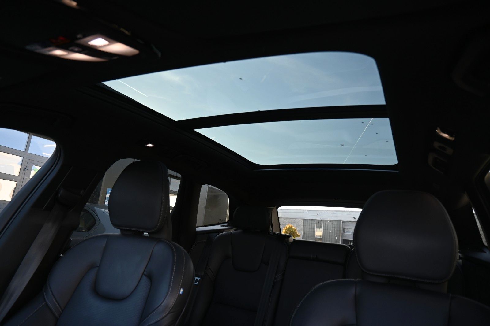 Fahrzeugabbildung Volvo XC60 T8 R-Design PHEV* AWD*AHK*NAV*ACC*PANO*