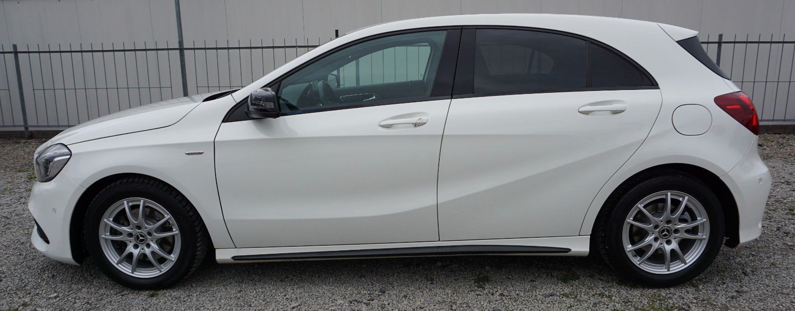Fahrzeugabbildung Mercedes-Benz A 180d AMG Line T.Leder,LED, Navi,SH,PDC