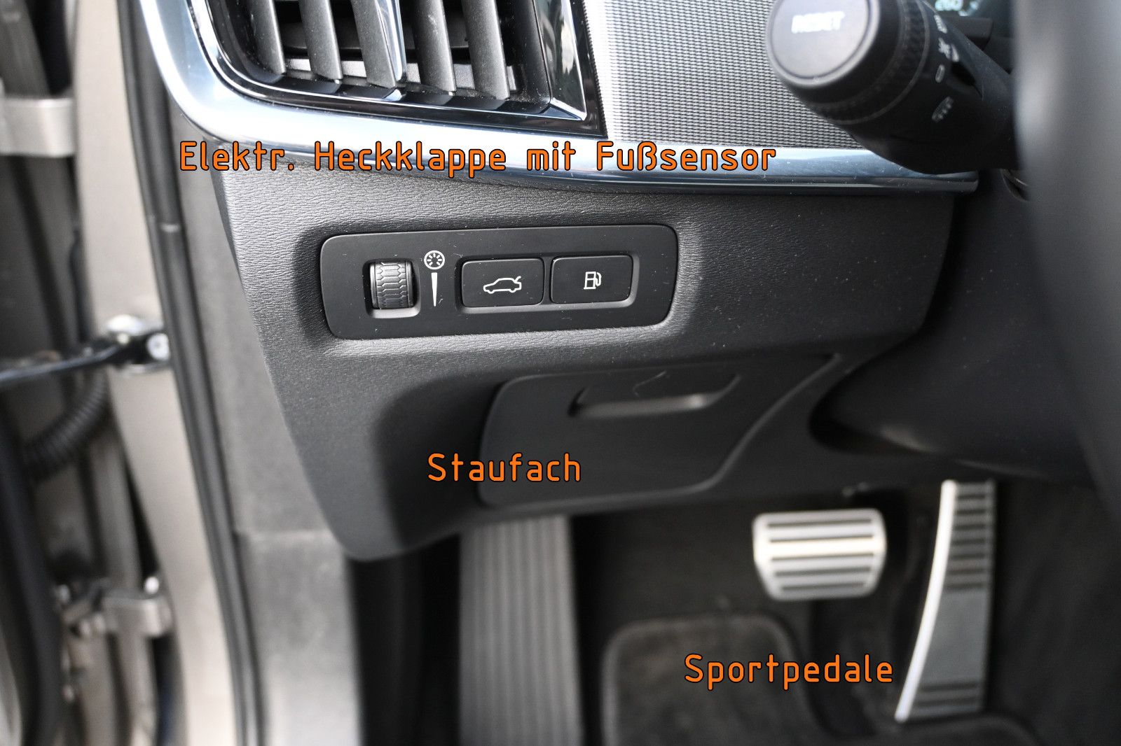 Fahrzeugabbildung Volvo V90 T8 AWD Rech R-DESIGN °ACC°AHK°FOUR-C°360°HUD