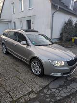 Skoda Superb Combi DSG Elegance / Xenon / Pano
