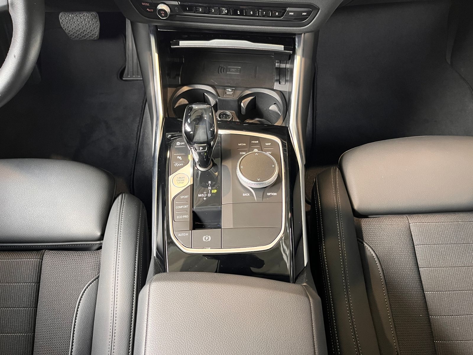 Fahrzeugabbildung BMW 320 i Sport Line Touring ACC LED NAVI ALU
