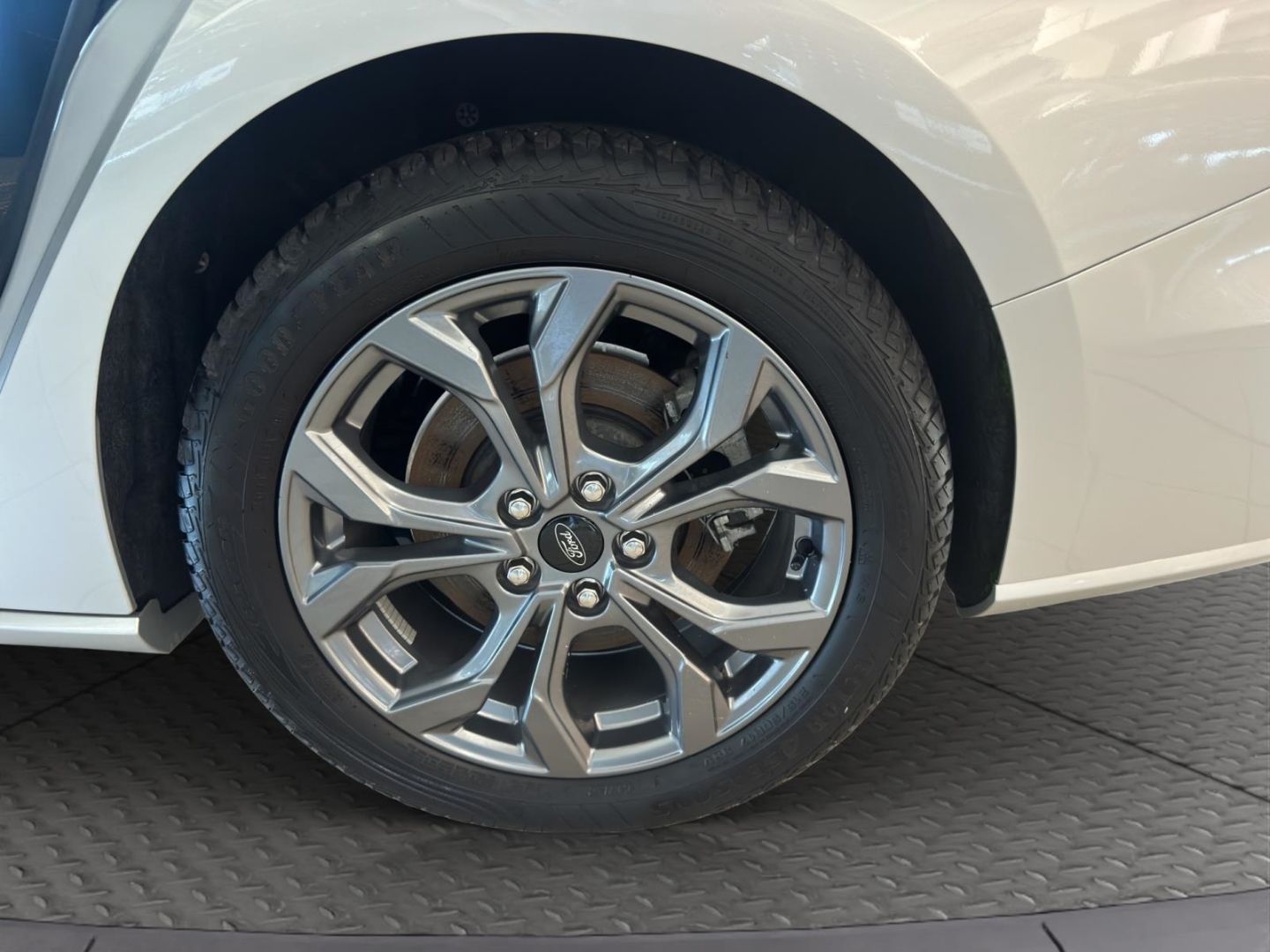 Fahrzeugabbildung Ford Focus Turnier ST-Line X AHK, WINTERPAKET