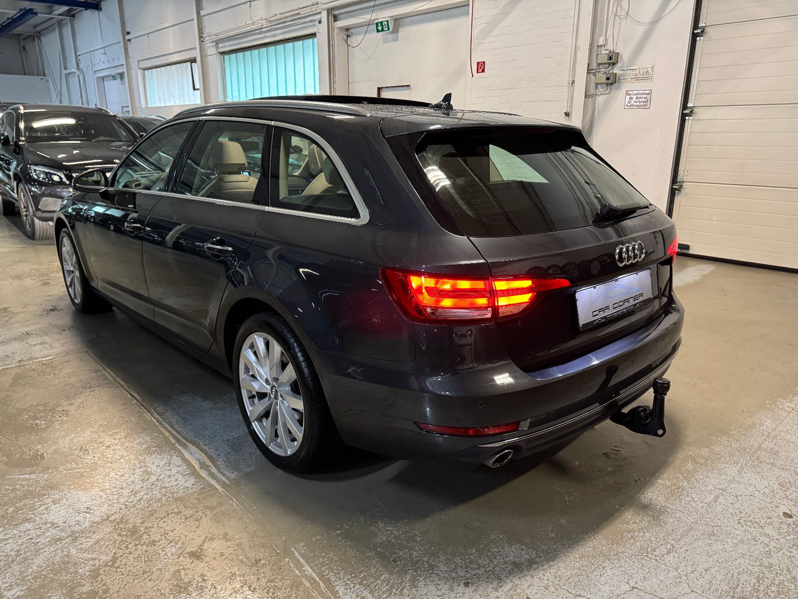 Fahrzeugabbildung Audi A4 Avant DESIGN S-TRONIC PANO STHD AHK LEDER