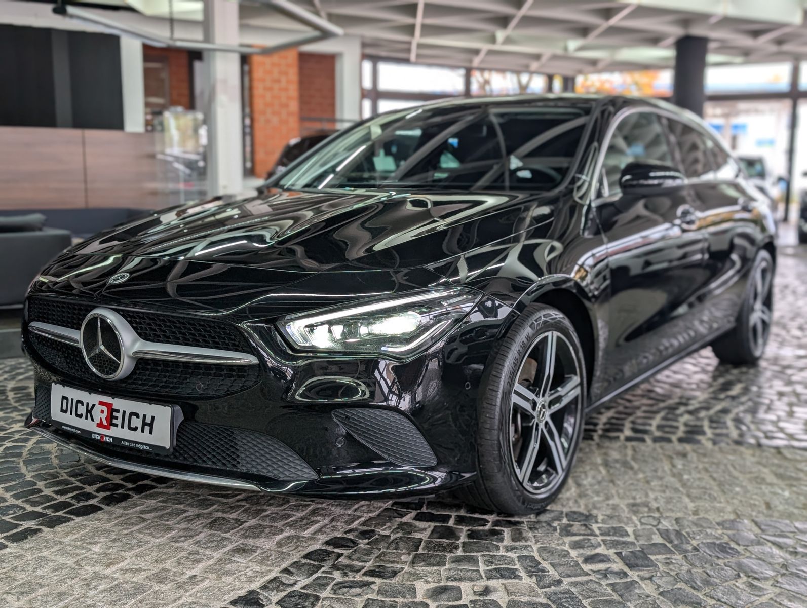 Fahrzeugabbildung Mercedes-Benz CLA 220 d SB MULTIBEAM LEDER DISTR HIGHEND 18