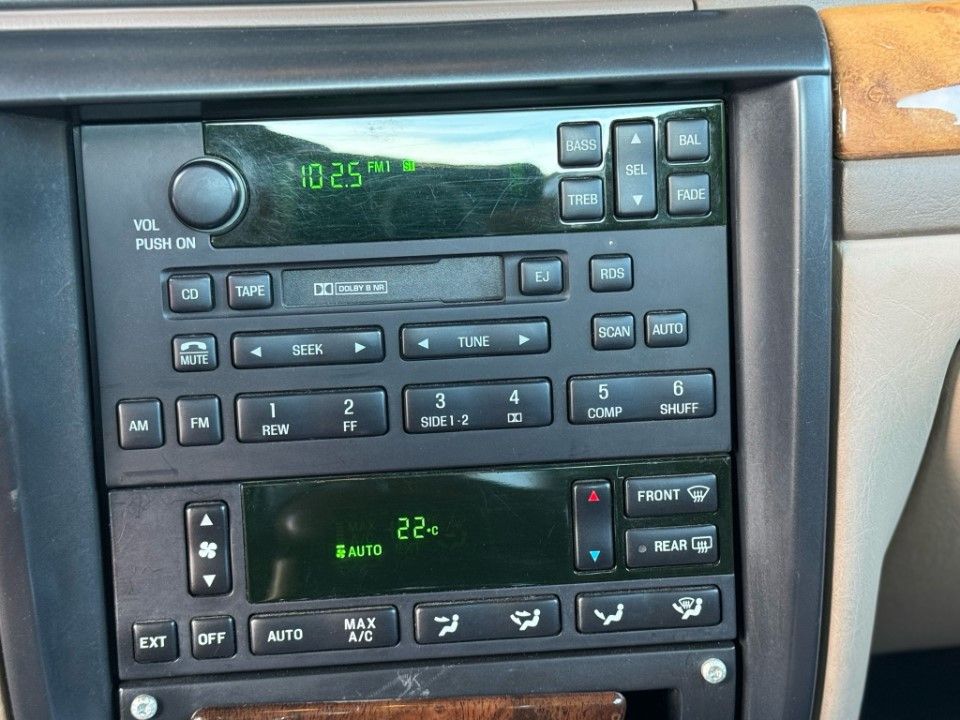 Fahrzeugabbildung Lincoln Continental Vinyl Dach kein Cabriolet V8