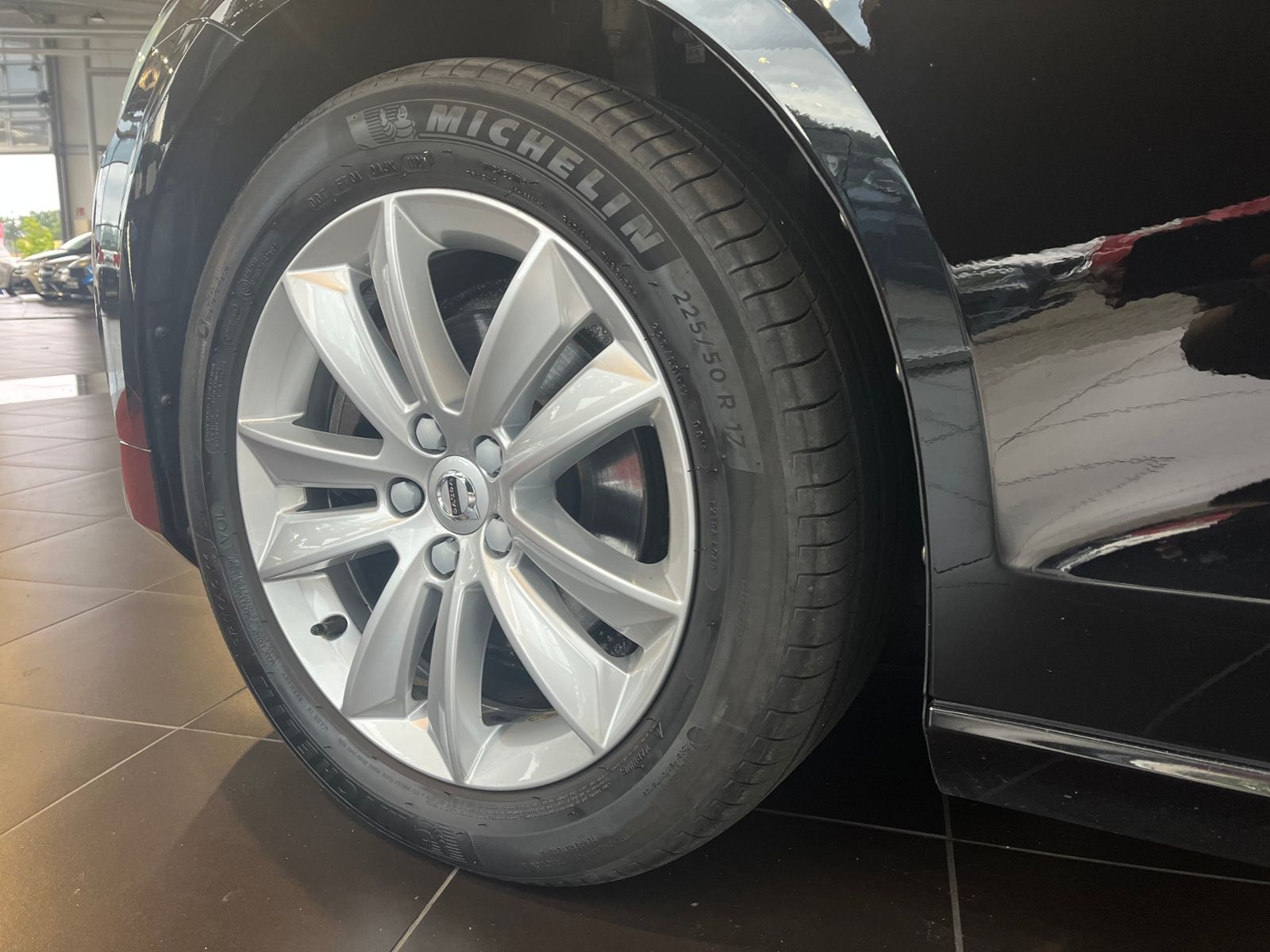 Fahrzeugabbildung Volvo V60 Kombi Momentum Pro LED NAVI ALU