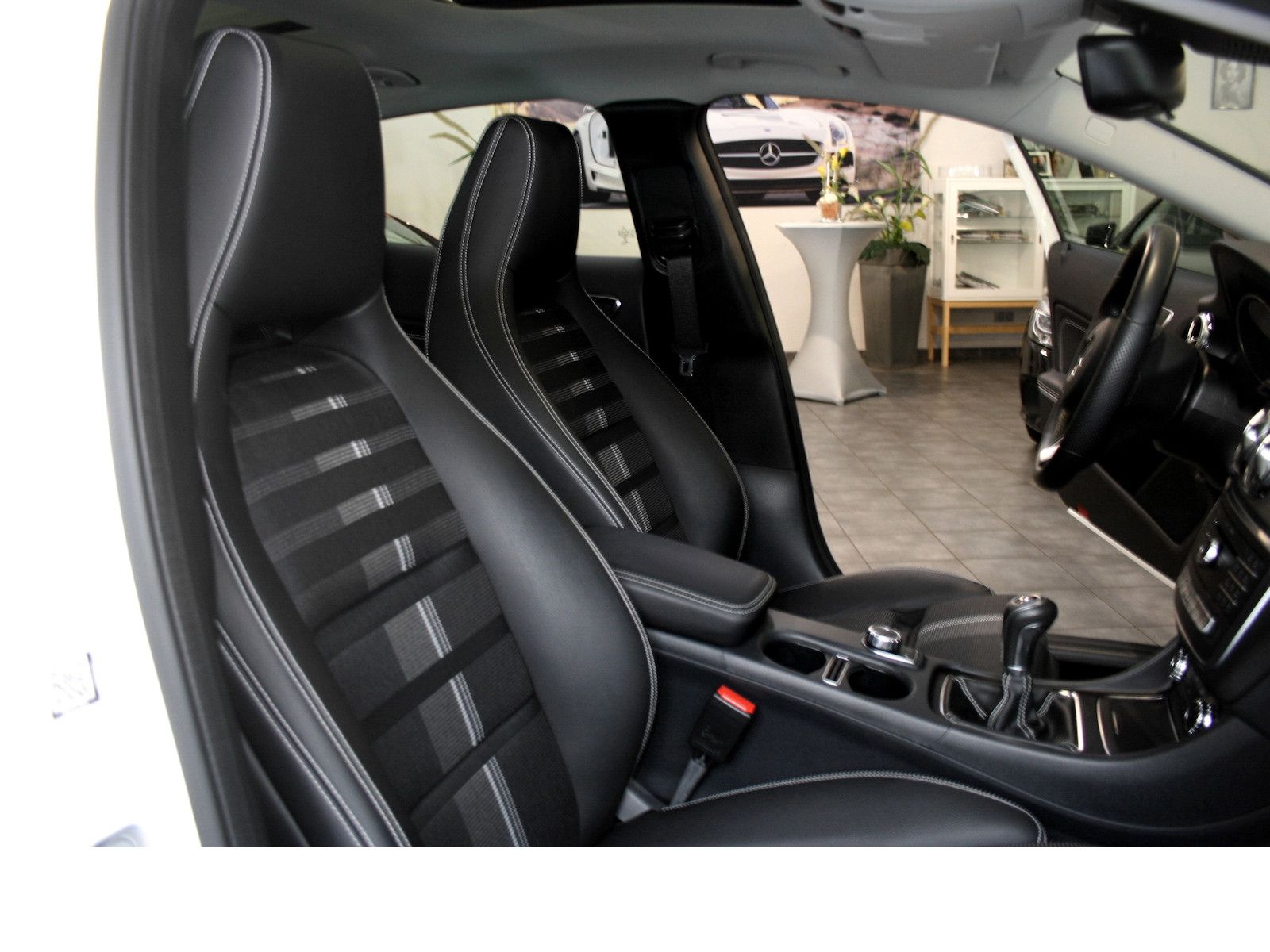 Fahrzeugabbildung Mercedes-Benz GLA 200 Urban *LED *AHK *Pano-Dach *Navi