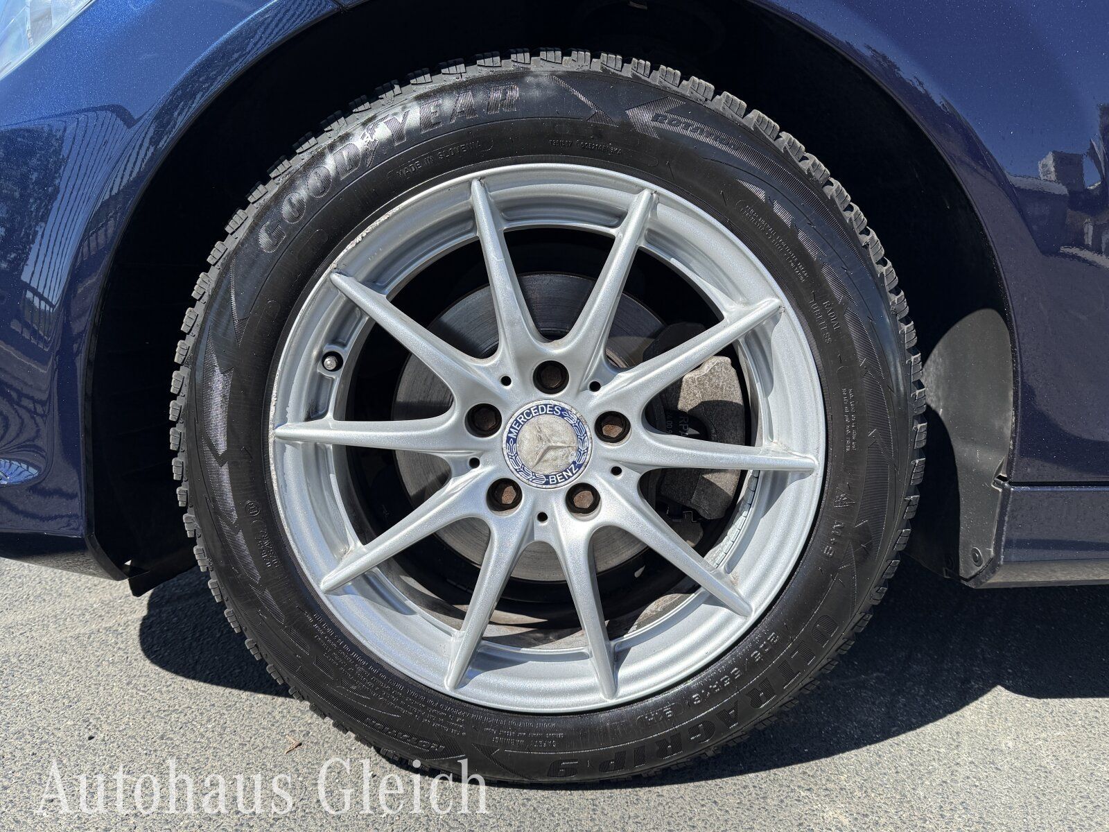Fahrzeugabbildung Mercedes-Benz C 180 CGI Elegance BE Ausstattung BlueEfficiency