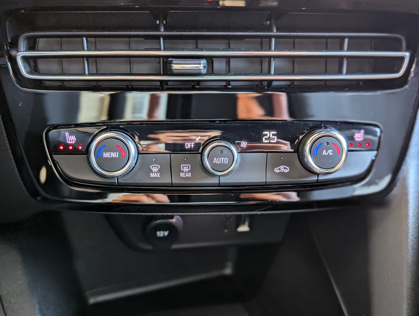 Fahrzeugabbildung Opel Mokka 1.2 Ultimate Aut. Winter-Paket Kamera ACC