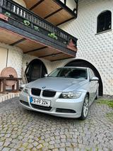 BMW 320i BMW in gutem Zustand Benzin Automtatik VB! - BMW 320 aus 2005: 320i