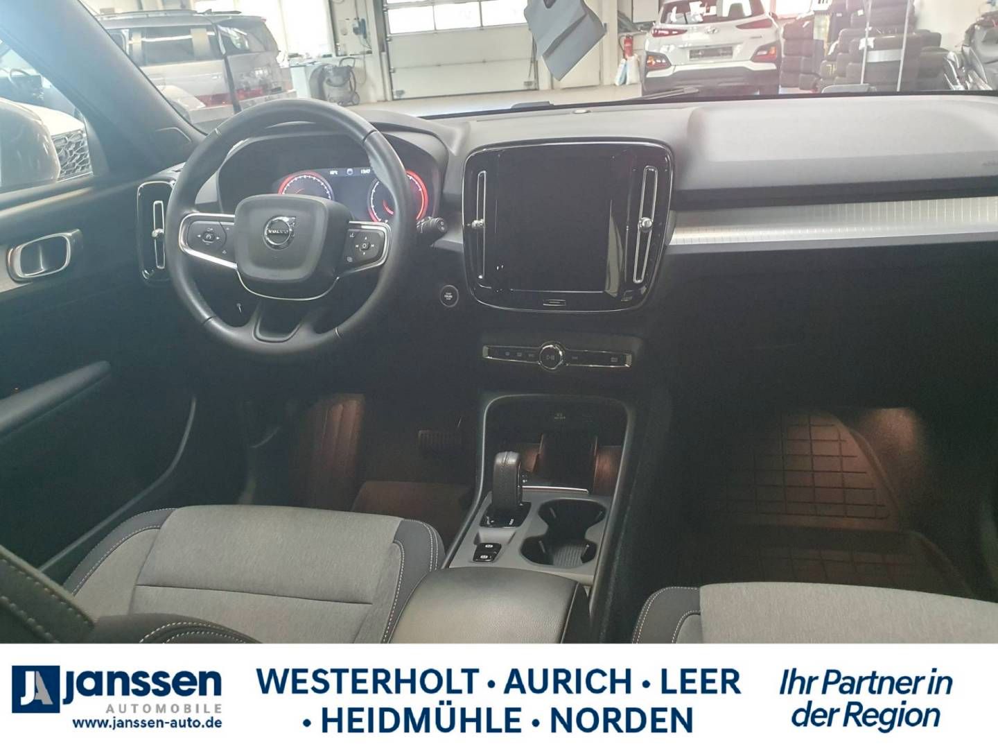 Fahrzeugabbildung Volvo XC40 T3 Geartronic Momentum Pro