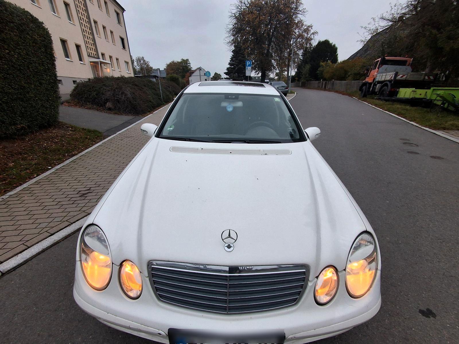 Mercedes-Benz E220 2005 — rear view