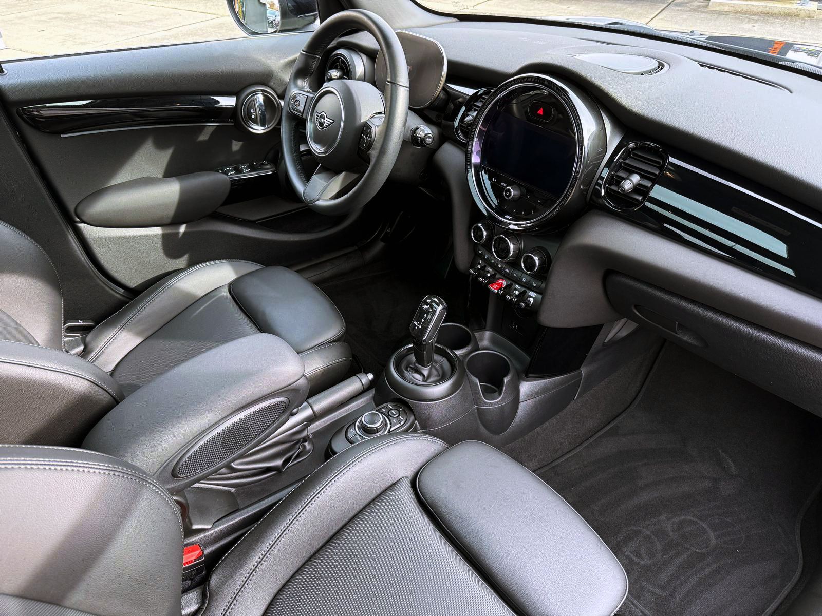 Fahrzeugabbildung MINI ONE 5-trg. Classic-Trim LED SHZ NAV PANO PDC BT