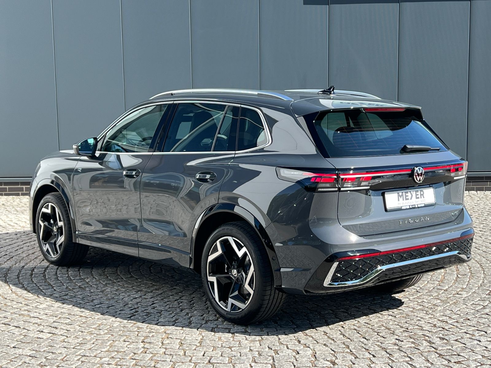Fahrzeugabbildung Volkswagen Tiguan R-Line 1.5 eTSI DSG *AHK, IQ.Light, ACC,