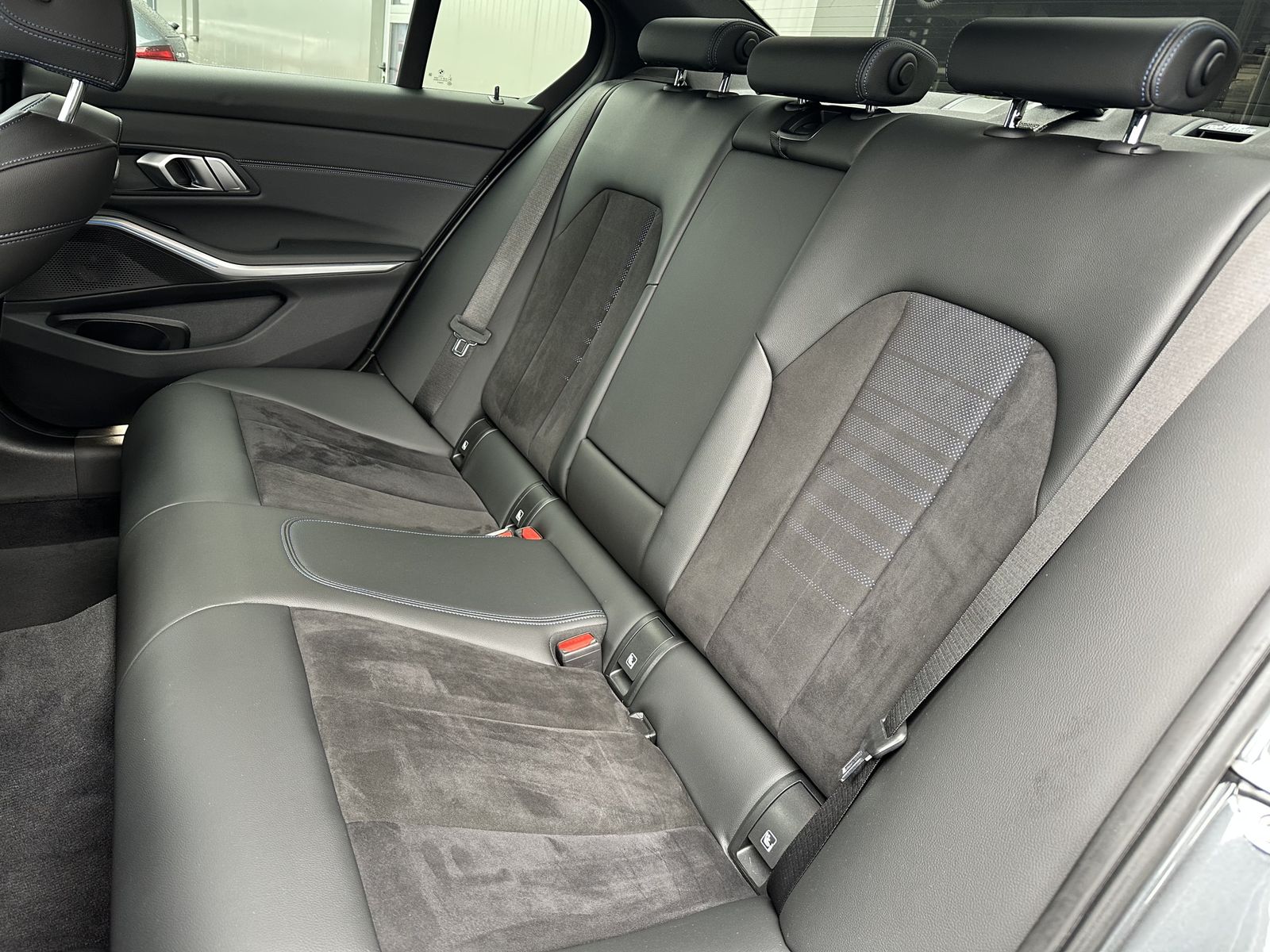 Fahrzeugabbildung BMW 330e M-Sport NAV+LASER+ACC+HEAD-UP+KAMERA+19ZOLL
