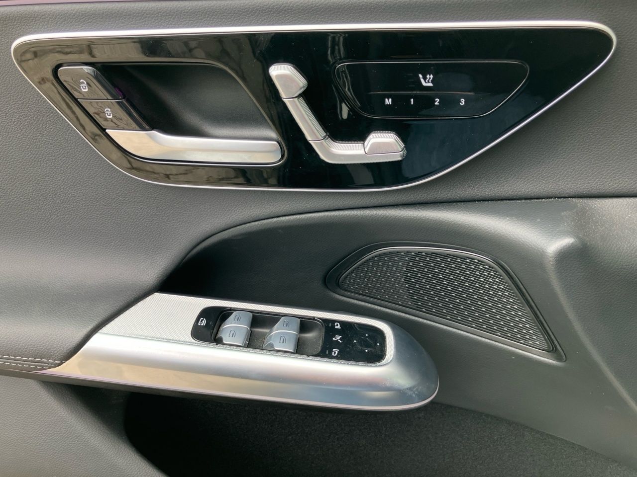 Fahrzeugabbildung Mercedes-Benz E 220 d T AMG AHK Pano Night DigitalL 360° Memor