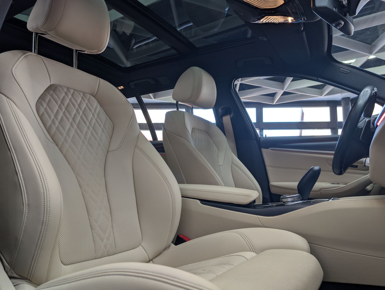 Fahrzeugabbildung BMW 530 i M Sport Tour. LEDER MEMO VIRT LED APP PANO