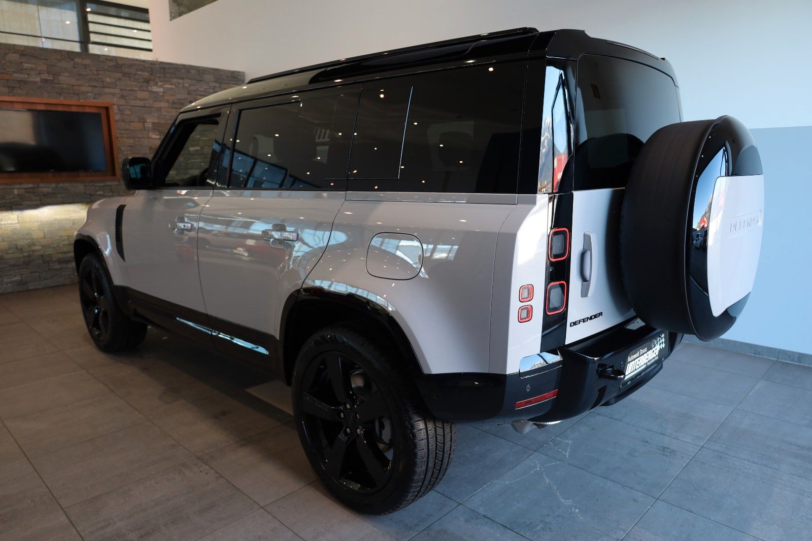 Land Rover Defender 110 P300e Plug-in Hybrid X-Dynamic SE imagem 3