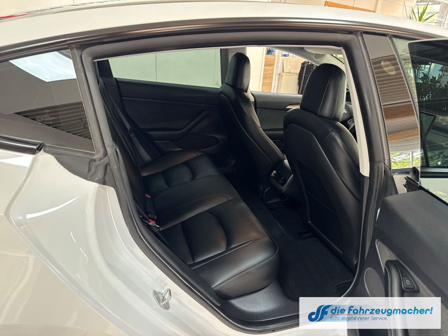 Fahrzeugabbildung Tesla Model 3 Basis RWD Soundsystem ACC El. Heckklappe